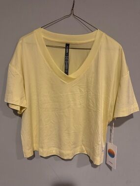 NWT Vuori yellow t-shirt